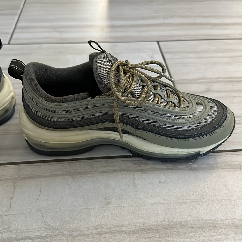 Nike Air Max in sage green - Picture 2 of 3